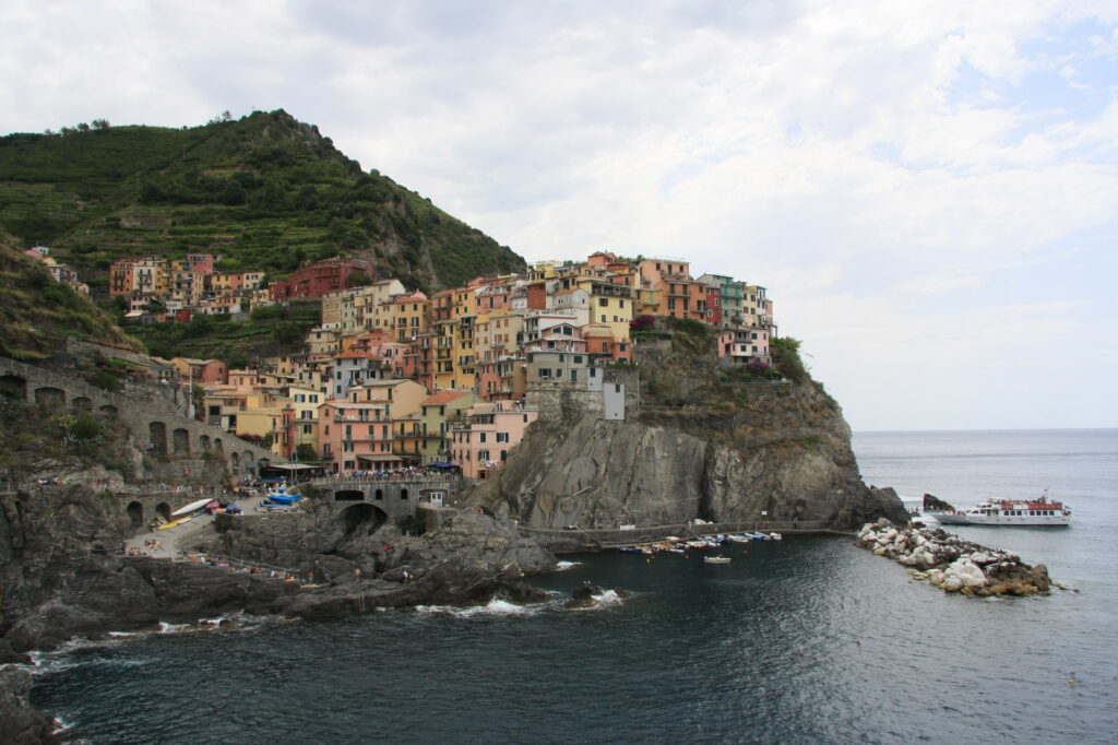 Manarola liegt ähnlich an der steilen Felsküste. In der kleinen Bucht ist reger Badebetrieb.