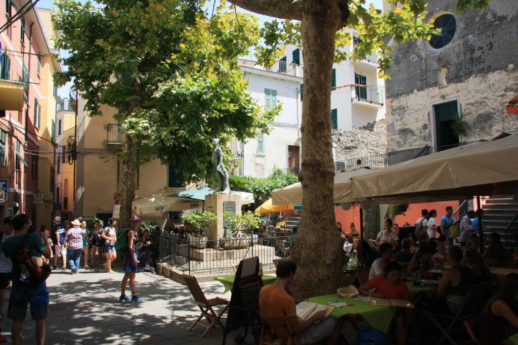 In den engen Gassen herrscht reger Touristenverkehr. Hier die "großzügig" angelegte Piazza in Corniglia.