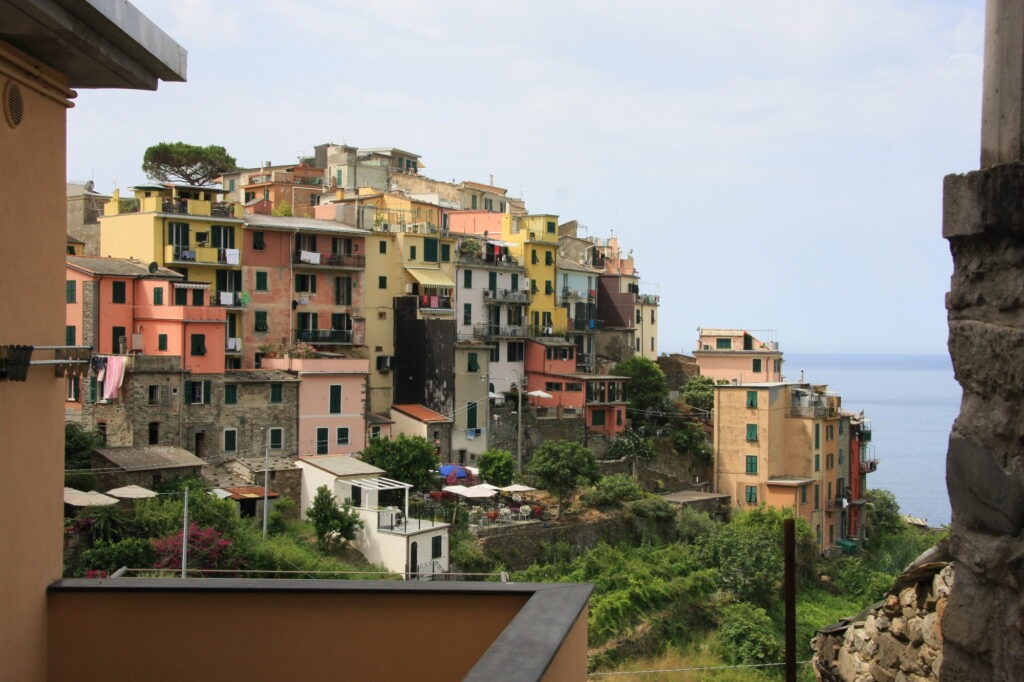 Corniglia liegt oben auf einem Felsen, etwa 100m über dem Meer. 