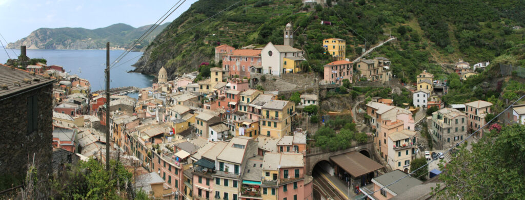 Vernazza wird von der Burg beherrscht, die die Küste überblickt.