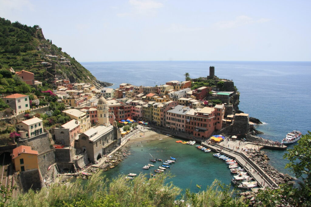 Nochmal Vernazza, jetzt im Blick zurück vom weiteren Weg nach Monterossa aus gesehen.